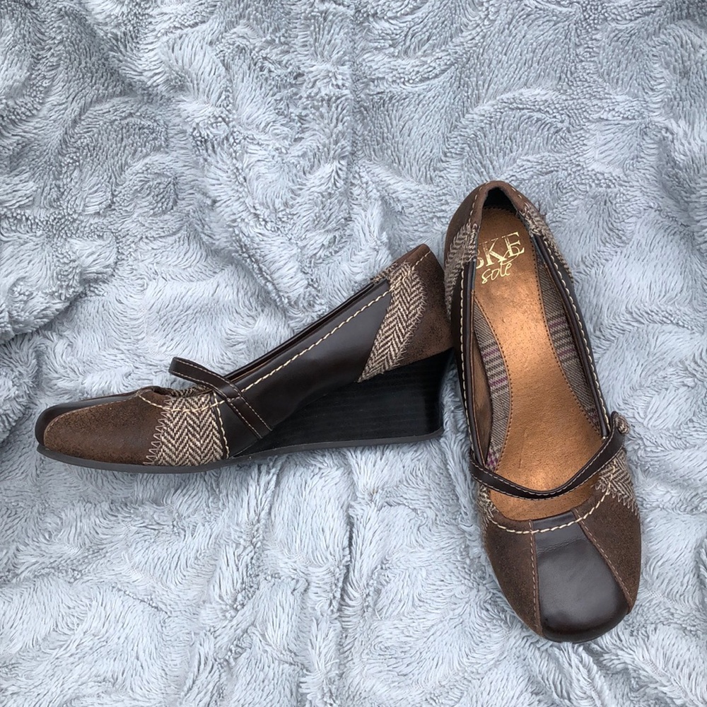 Brown tones short wedge buckle shoes